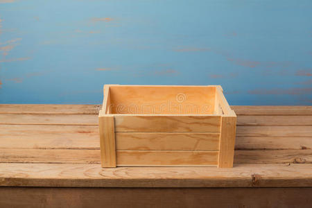 桌子上的空木箱用于产品蒙太奇