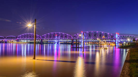 四座行人桥在高高的水面上照片