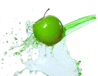 果汁流中的绿色苹果