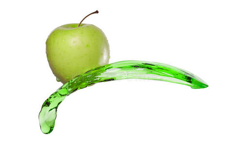 果汁流中的绿色苹果