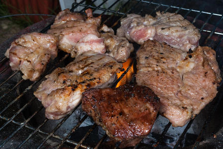 特写许多烤猪肉在热布拉齐尔