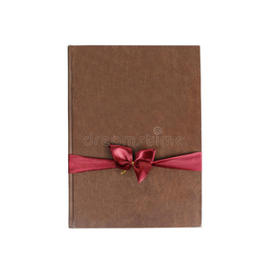 棕色的书礼物。 用红色的丝带和蝴蝶结。 孤立的