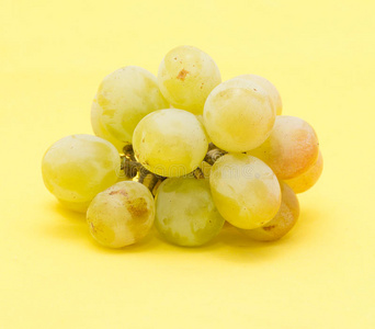 黄色背景上的葡萄