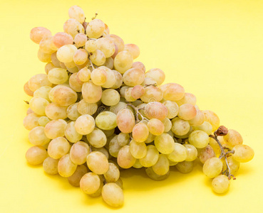 黄色背景上的葡萄