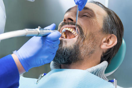 牙医清洁牙齿。