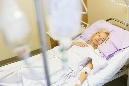 医院卧床卧床不起的女性患者在医院护理中手术后恢复照片