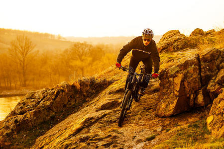 恩杜罗自行车手骑着山地车沿着美丽的岩石小径走下去。 极限运动概念。 文本的空间。