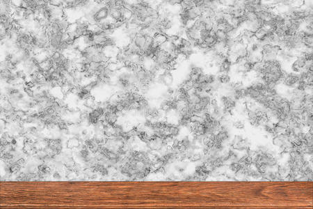 大理石背景上抽象的天然木桌纹理。