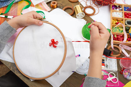 小孩缝纫图片
