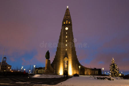 冰岛雷克雅未克的Hallgrimskirkja大教堂，黄昏。