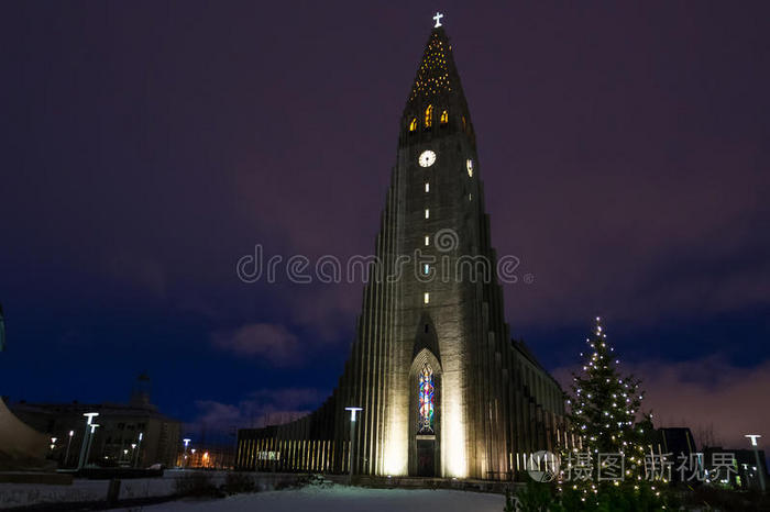 冰岛雷克雅未克的Hallgrimskirkja大教堂，黄昏。