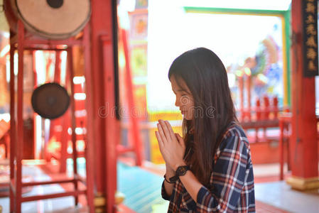 亚洲妇女在中国寺庙祈祷尊重中国佛陀照片