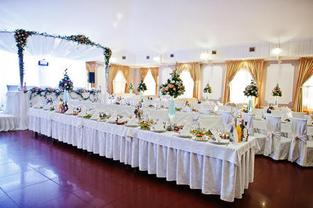 优雅的婚礼接待桌，鲜花和装饰。