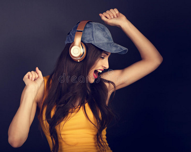 女子跳跃和唱歌图片