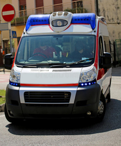 救护车在紧急情况下鸣笛照片