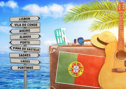 夏季旅行的概念与旧手提箱和葡萄牙与城镇标志
