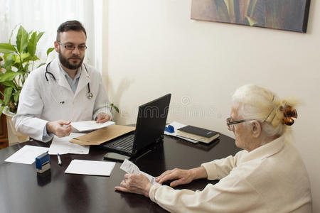 咨询 奶奶 医生 健康 治愈 日历 计数 胡须 老年医学
