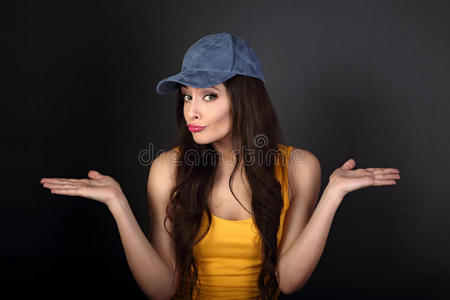 情绪混乱有趣的年轻时尚女人戴着蓝色的帽子，长着