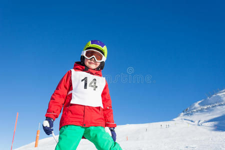 男孩滑雪者戴着头盔和面具完成了旅程