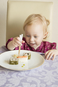 孩子吃寿司卷，