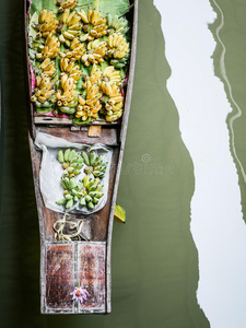 美丽的香蕉束在传统的小木船在浮动市场在达姆诺恩萨杜克，泰国