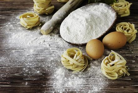 一套用小麦粉烹饪意大利面的产品,一个选择性的焦点照片