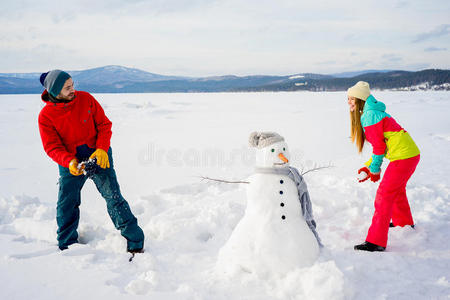 小孩 冬天 家庭 在一起 女孩 公园 夫妇 雪人 雪球 寒冷的