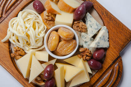 木板上的各种奶酪
