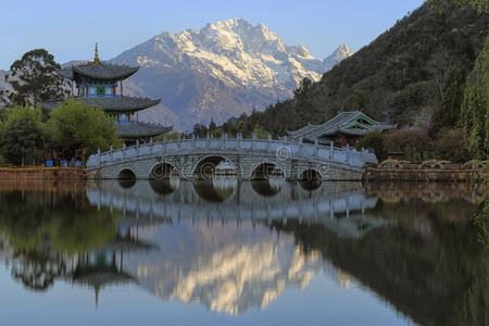 云南丽江黑龙潭和玉龙雪山的美丽景色