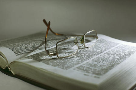 关闭打开的书页和阅读眼镜