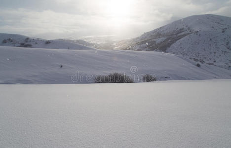 哈萨克斯坦雪山上的黎明太阳