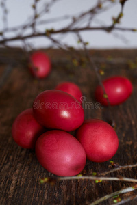 木制背景上红色的复活节彩蛋，连同秋天的树枝