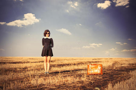 女孩 夏天 黑发 瓦卡 乡村 形象 领域 太阳镜 国家 照片
