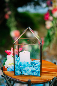 玻璃灯里的蜡烛。 婚礼装饰品。 在蒙特内格的婚礼