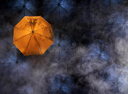 带有许多黑暗和橙色雨伞的领导者的抽象概念。