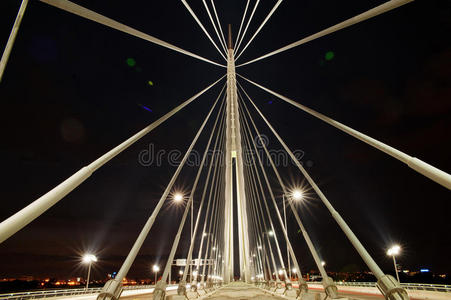 抽象图像吊桥夜灯。