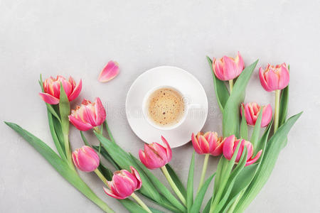 一杯咖啡春天郁金香花的咖啡，早上好，在灰色的石桌上，在平躺的风格观看。 妈妈或W的早餐