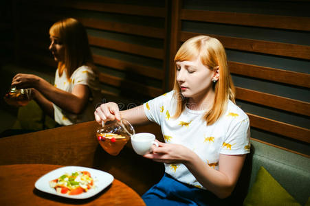 饮料 成人 咖啡馆 可爱的 饮酒 热的 早晨 白种人 杯子