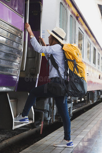 步行 火车 乘客 女人 女孩 踏步 行李 帽子 冒险 铁路