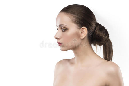 美丽的女性肖像，裸露的肩膀孤立在白色