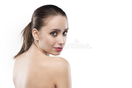 美丽的女性肖像，裸露的肩膀孤立在白色