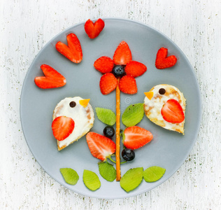 有趣的食物草莓猕猴桃蓝莓鸟的花