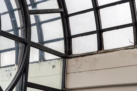 穹顶天花板与六角形窗户在一个覆盖的市场