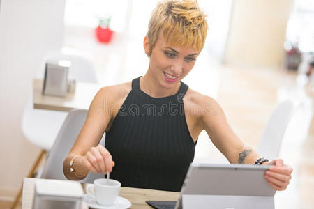 在咖啡馆工作的漂亮商务女人