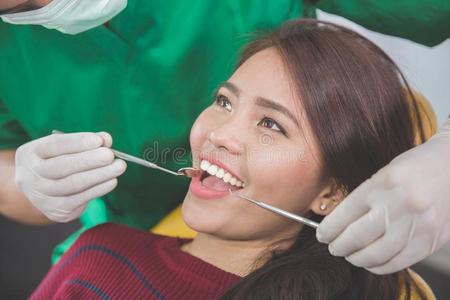 牙医照顾女性病人