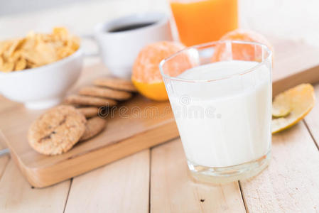 饮食 特写镜头 早晨 谷类食品 牛奶 甜的 穆斯里 饼干