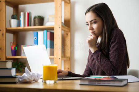 有吸引力的白种人女孩在家为考试而学习