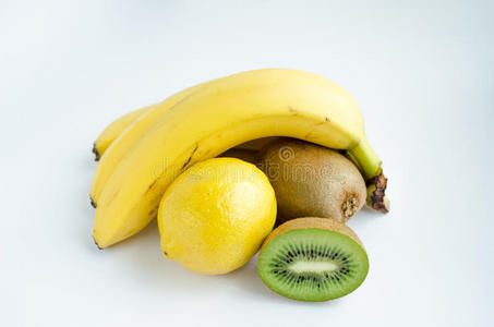 水果静物，香蕉，柠檬和猕猴桃，分离的白色背景