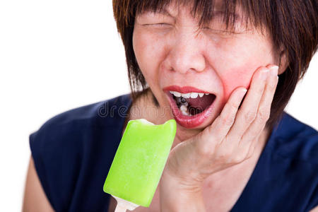 特写亚洲妇女咬冰淇淋后牙痛照片