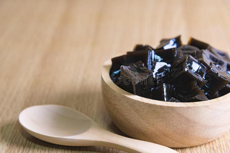 木桌上的草冻照片